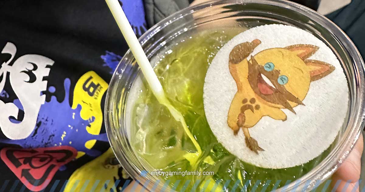 モンスターハンターのナビルーが描かれたエディブルシートが乗った緑色のドリンク。東京ゲームショウ2024のコラボメニューのひとつ。