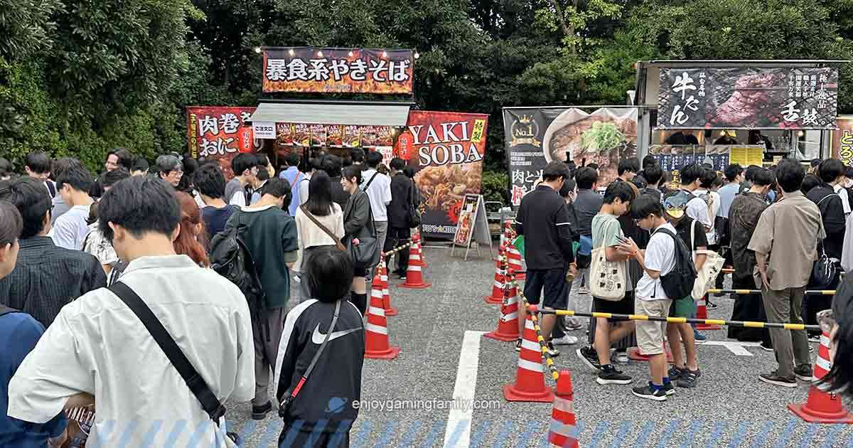 東京ゲームショウ2024 フードコートの行列の様子。多くの来場者が並んでいる。