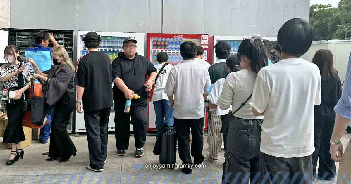 東京ゲームショウ2024のメイン会場付近にある自動販売機前の混雑の様子。多くの来場者が飲み物を買うために列を作っている。