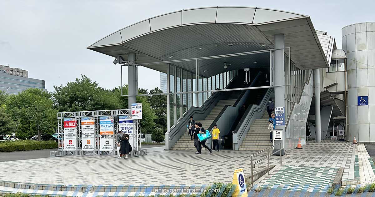 幕張メッセ駐車場側の出口専用通路。エスカレーターと階段があり、TGS各種入場パス案内の看板も設置されているが、この通路からは入場できない。