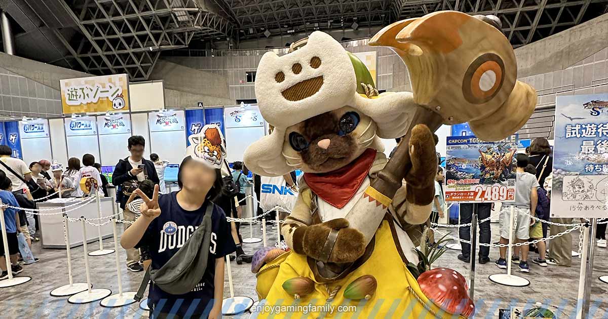 東京ゲームショウ2024、ファミリーゲームパーク内で、モンハン「オトモアイルー」と子供が一緒に写っている写真