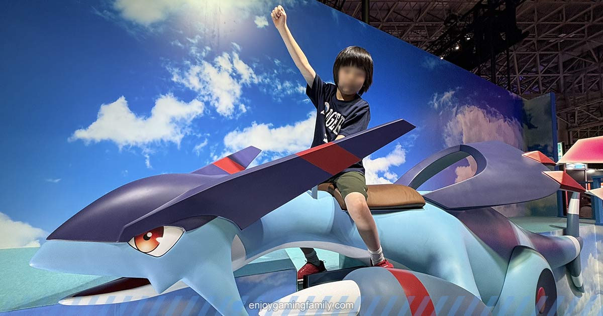 東京ゲームショウ2024、パルワールド「ジェッドラン」のフォトスポット。子供が背中に乗っている写真