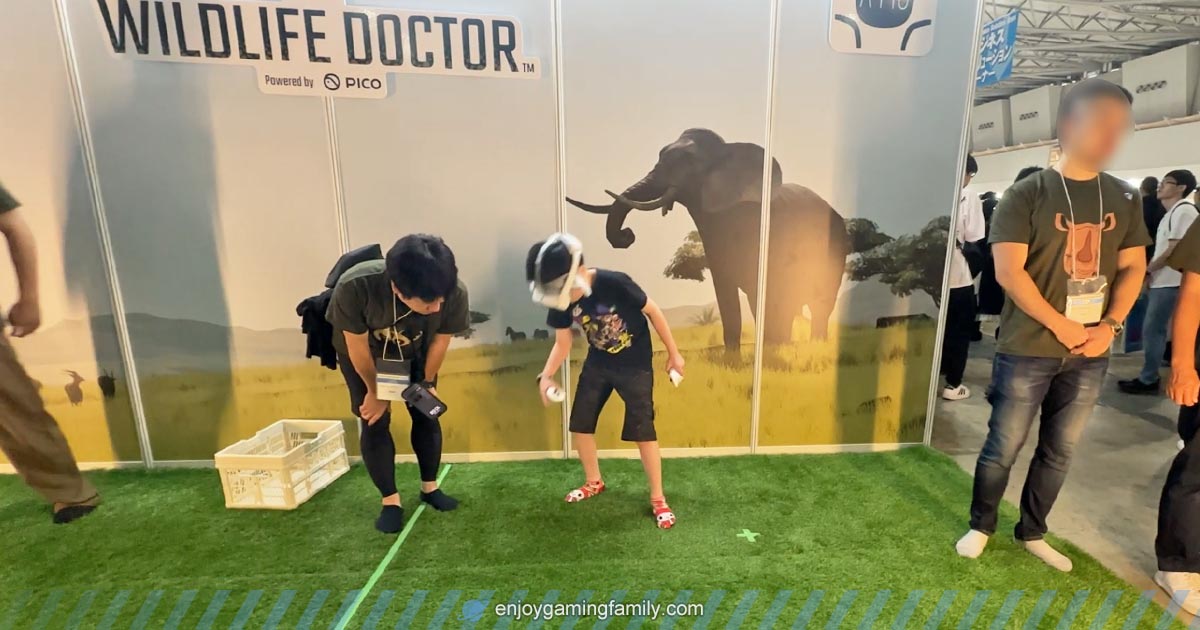 VRゴーグルを装着してしゃがみ込む子どもと、指導するスタッフの様子。