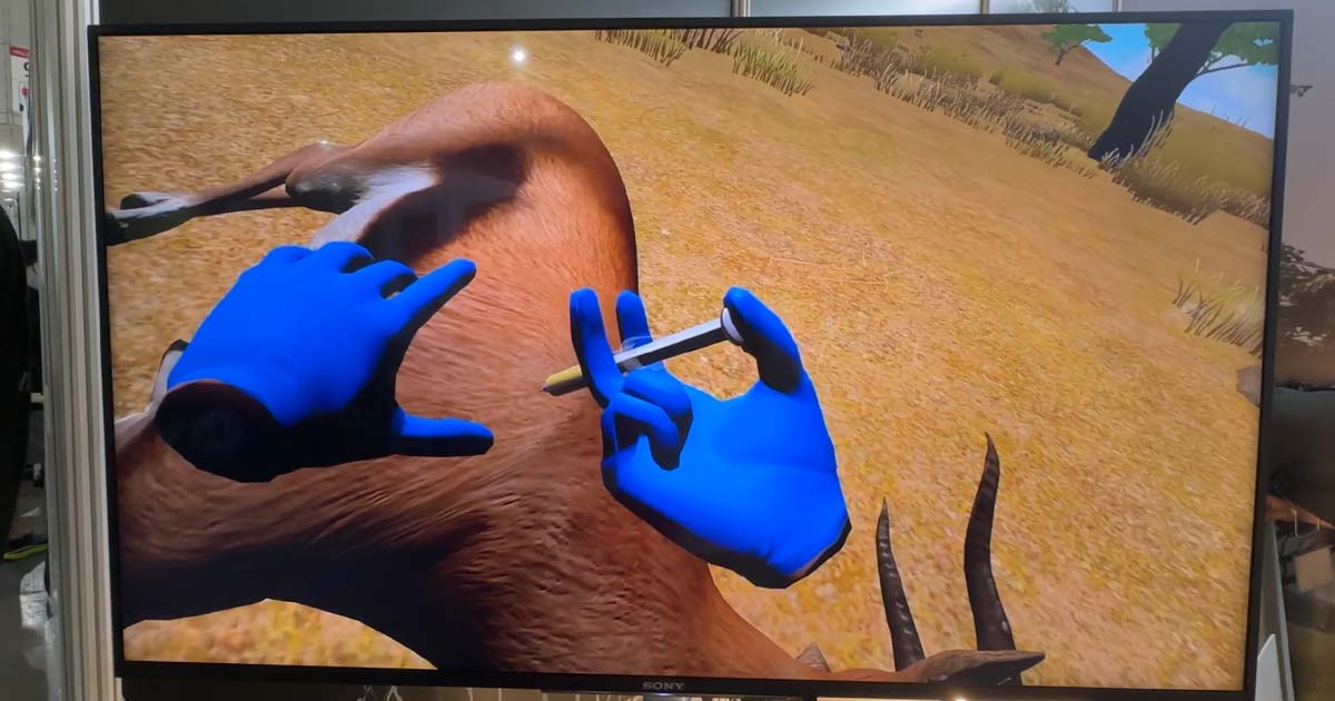 PR映像。プレイヤーが青い手袋で動物に注射を打っているシーン。