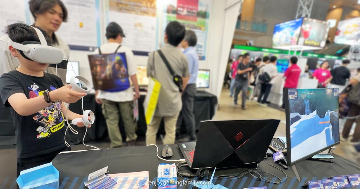 Snow Warsを体験中の子ども。VRゴーグルを装着し、雪玉を投げるアクションを楽しんでいる様子。